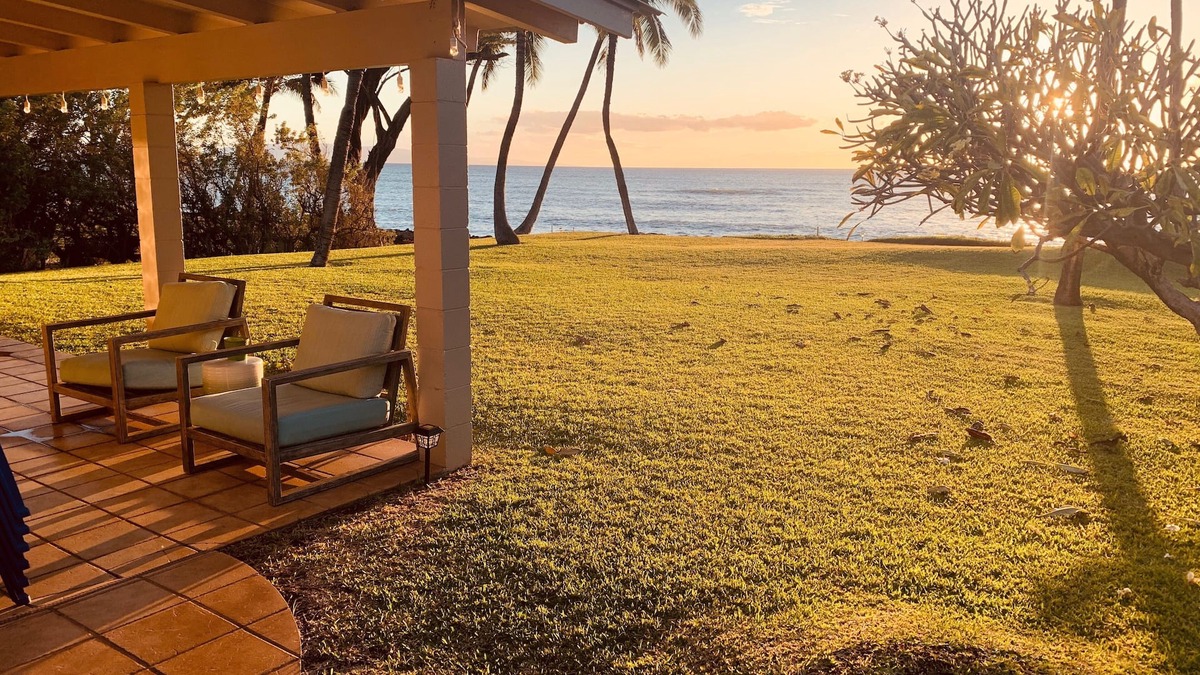 Halama Street House | Oceanfront.Endless Sunsets Everyday!
