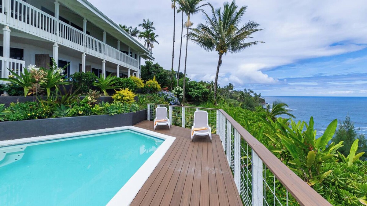 Hilo House | Oceanfront in Hilo Hale Kai Suites Bamboo Room - King Bed, Private Bathroom