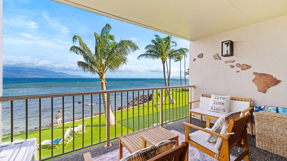 Maalaea Condo | Oceanfront Maalaea Harbor Two Bedroom Condo within walking distance to beach