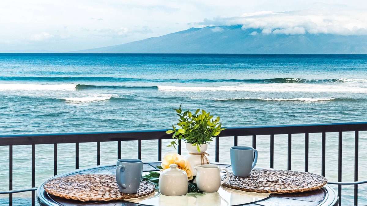 Honokowai Condo | Oceanfront Paradise: Sunsets, whales, and breezes