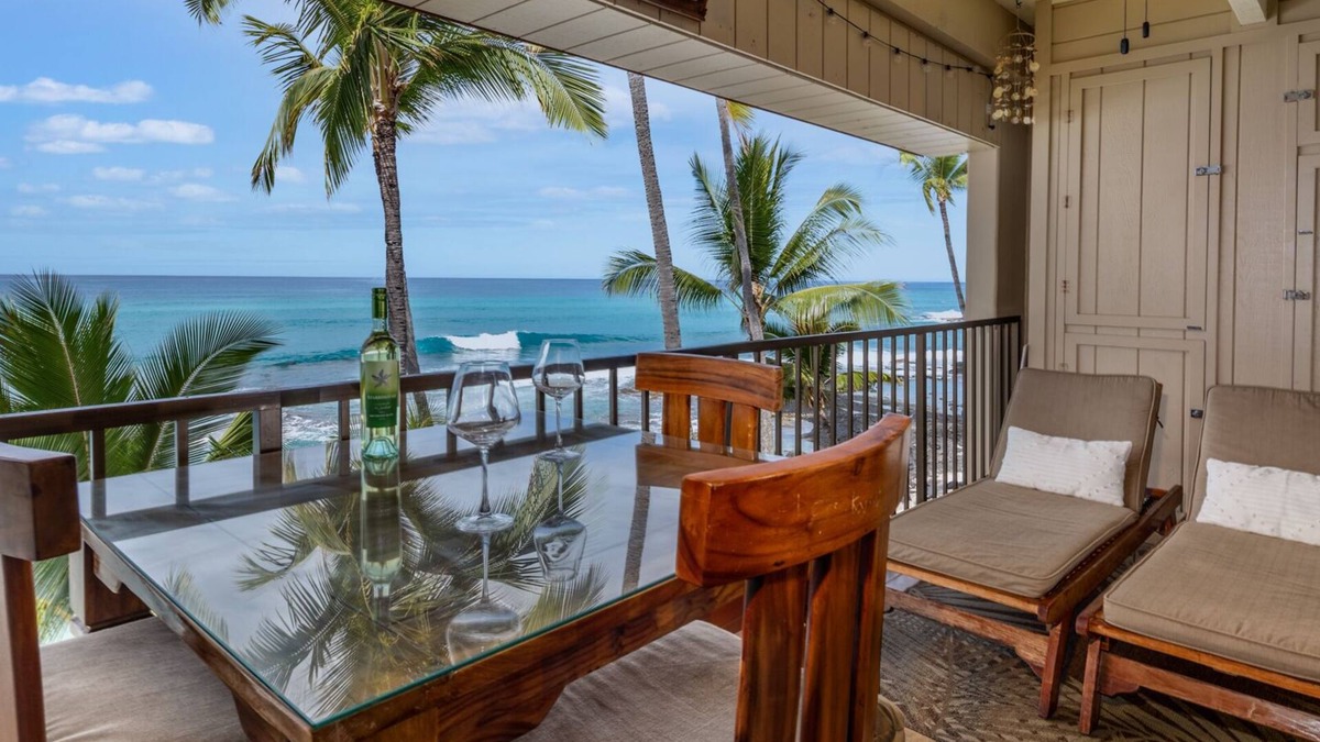Kailua-Kona Condo | Oceanfront, remodeled penthouse, sunsets, whales/dolphins, surfers! Free parking