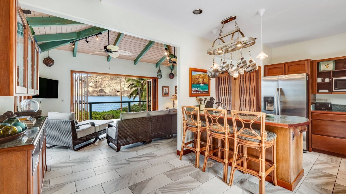 Honaunau-Napoopoo House | Oceanfront sanctuary with light-filled interior, lanai, W/D, & full kitchen