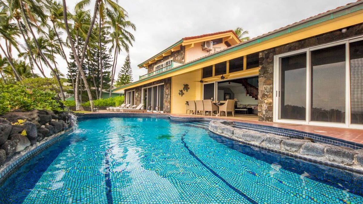 Kailua-Kona Villa | Oceanfront Villa Rental with a Home Theater and Pool in Kailua-Kona, Hawaii