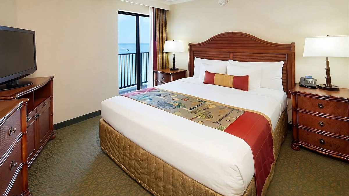 Waikiki Hotel | On Beautiful Waikiki Beach! Pool, Spa, 3 On-Site Restaurants, Water Activities