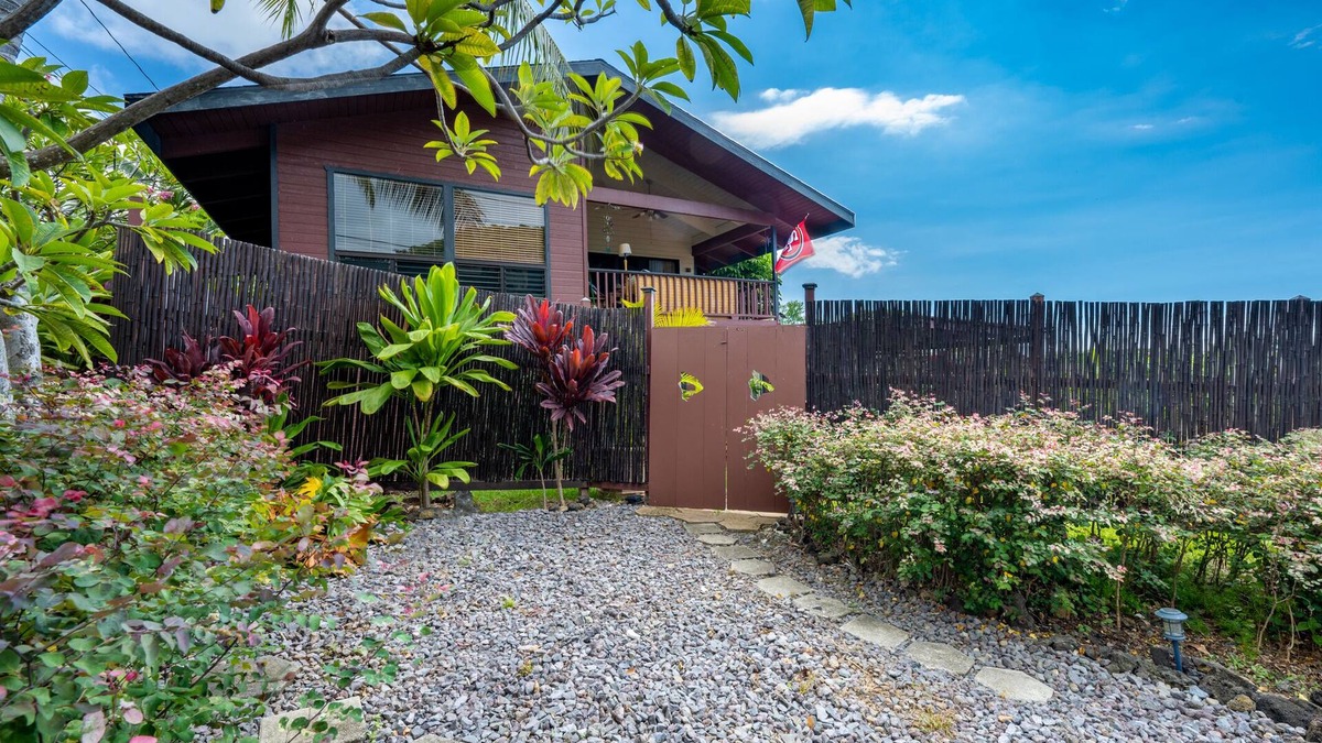 Kailua-Kona Apartment | One Bedroom Apartment With Full Kitchen And Yard Five Minutes From The Ocean