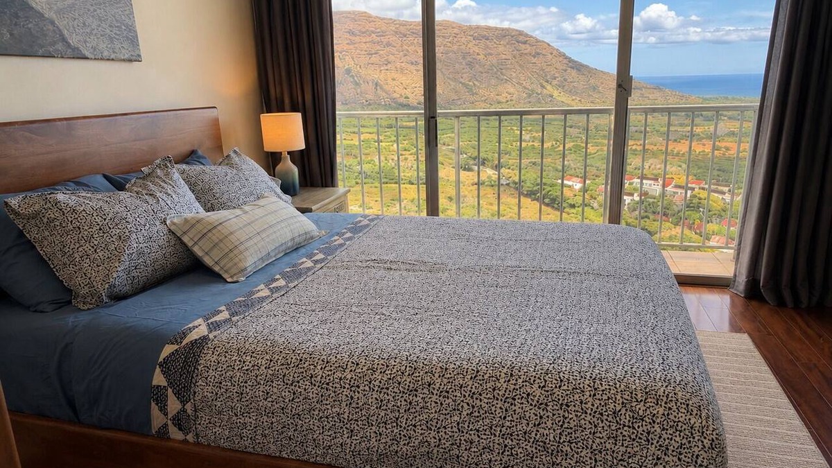 Makaha Condo | Panoramic Ocean/Mountain View Apartment