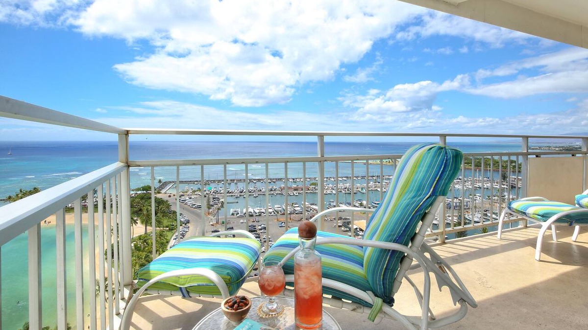 Waikiki Condo | Panoramic Ocean Views Remodel - FREE Parking/Wi-Fi, AC, Washlet, Sleeps 6