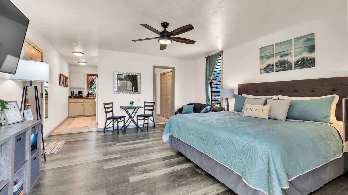 Kailua-Kona Apartment | Peek-a-boo Oceanview Studio | AC & small beach