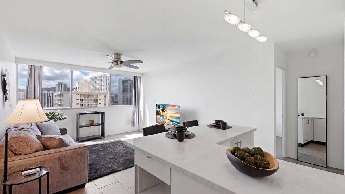 Waikiki Condo | Penthouse Oasis+W/D | Free Parking | Pets | Beach