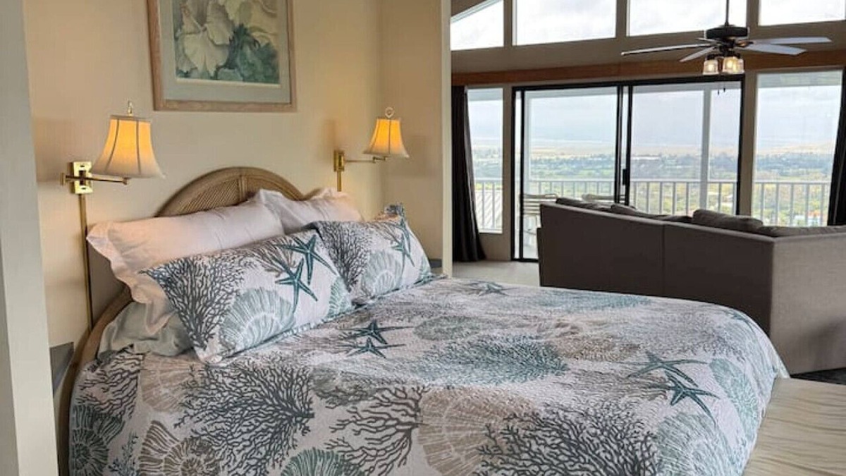 Waimea Apartment | Penthouse Overlooking Waimea Ocean views