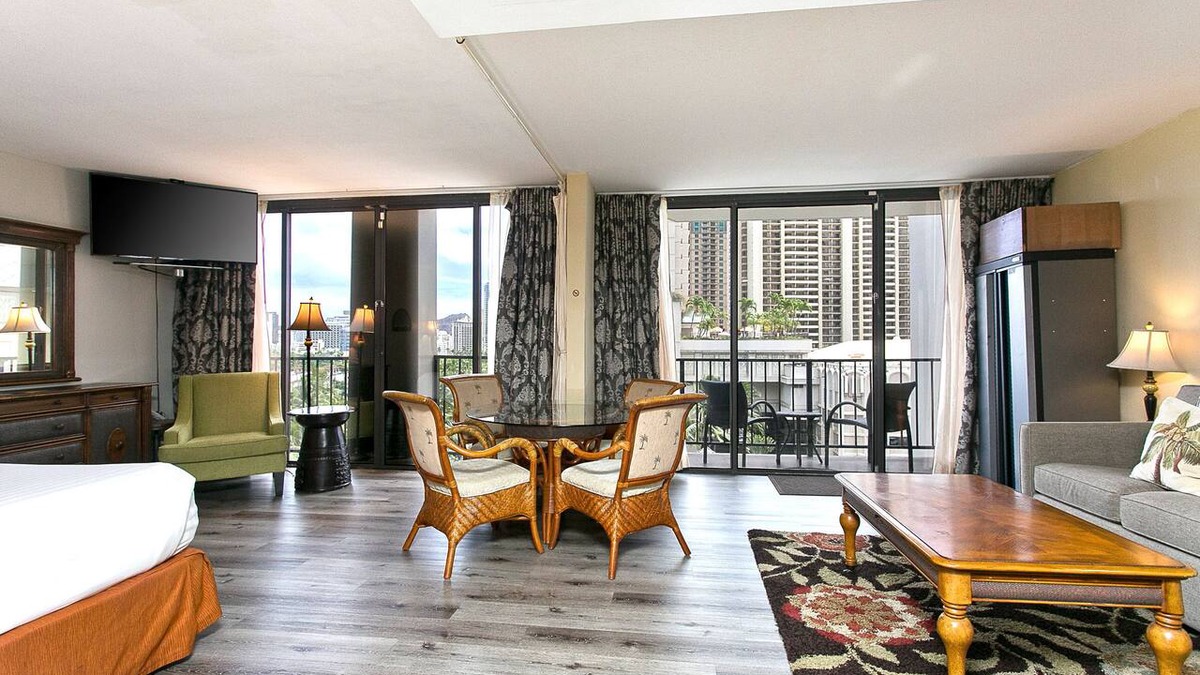 Waikiki Apartment | Pool & close to Beaches, Elegant King Bed Studio (Sleeps 4) FREE Parking!