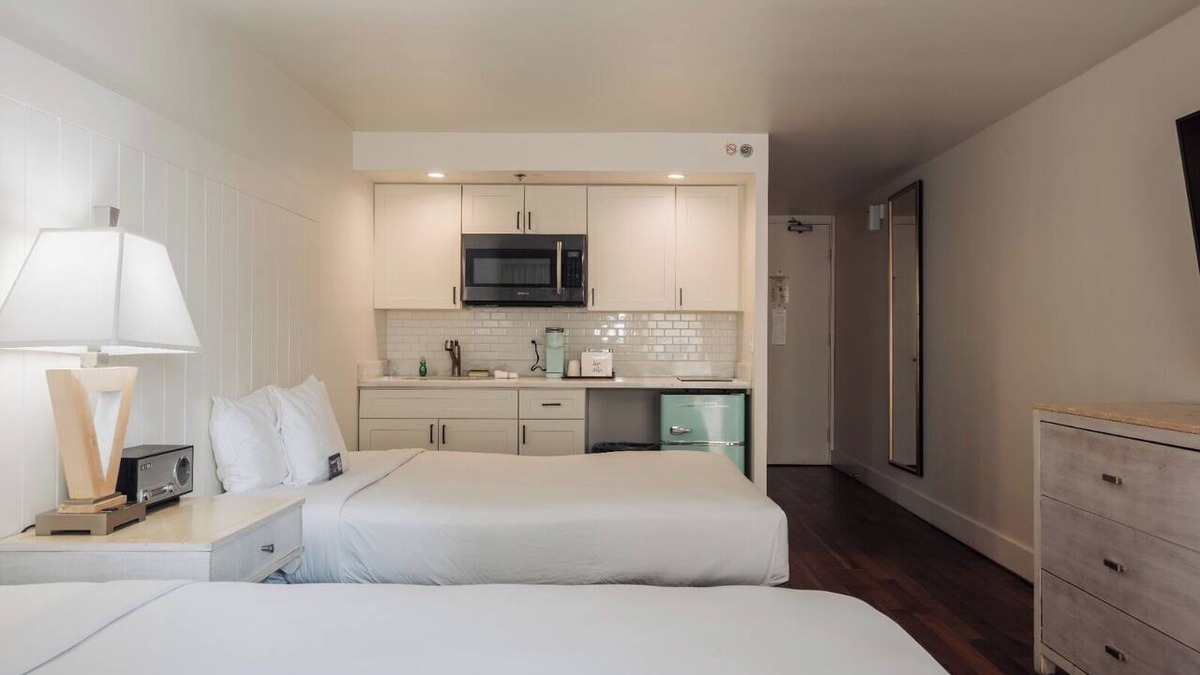 Waikiki House | Premium Kalākaua Haus Kitchenette
