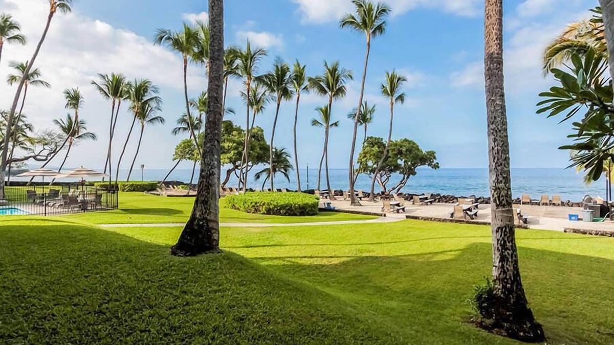Kailua-Kona Condo | 🏖️Private Ground Floor Corner Unit | AC & Hawaiian Ocean Views