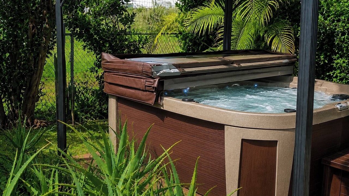 Pauwela Apartment | Private Hot Tub Lanai + Full Kitchen