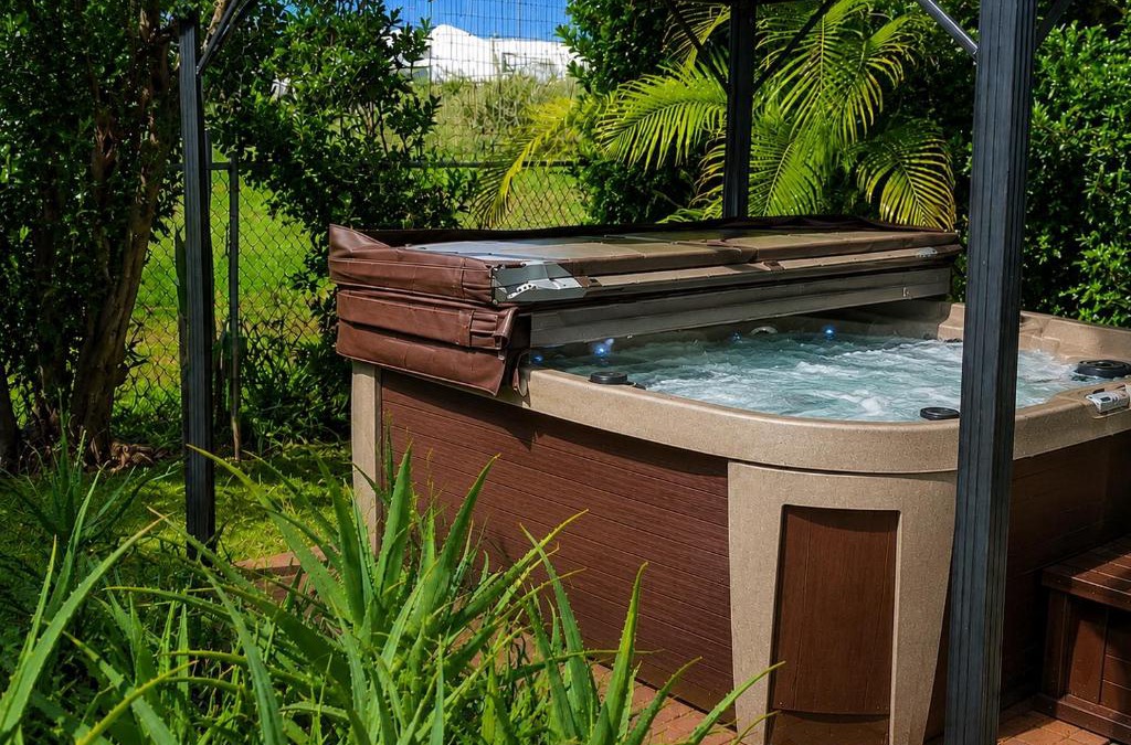Pauwela Apartment | Private Hot Tub Lanai + Full Kitchen