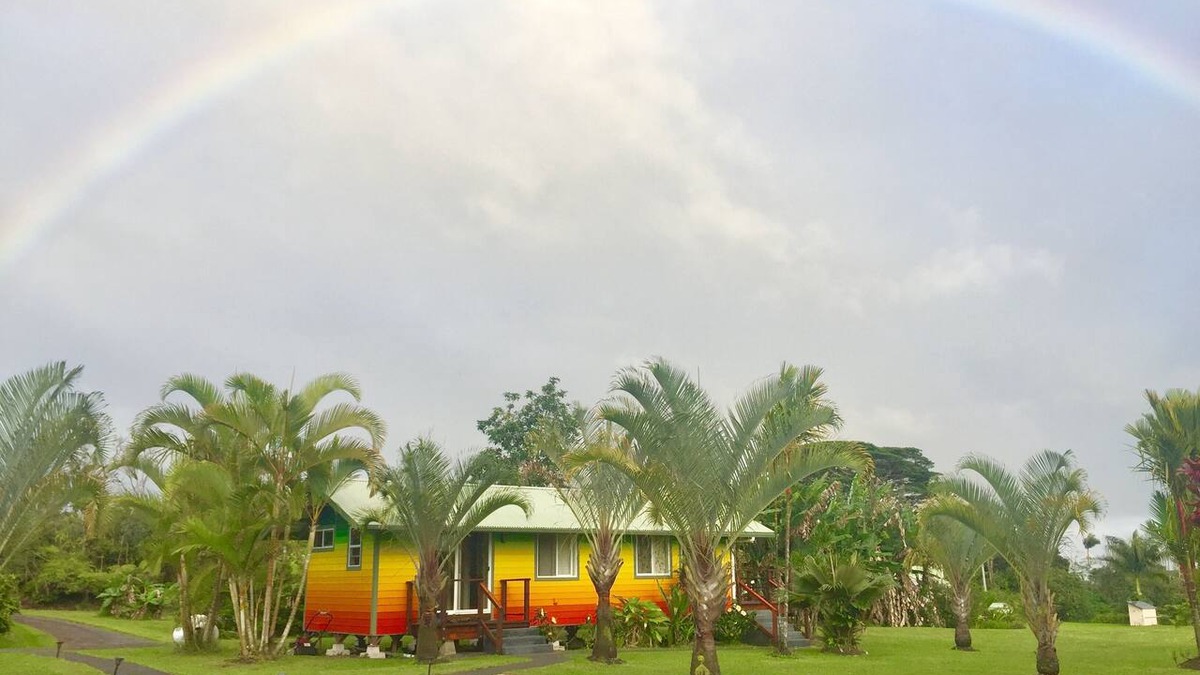 Pahoa Cottage | Puna Rainforest Hotspring Retreat -Rainbow Cottage with ocean views
