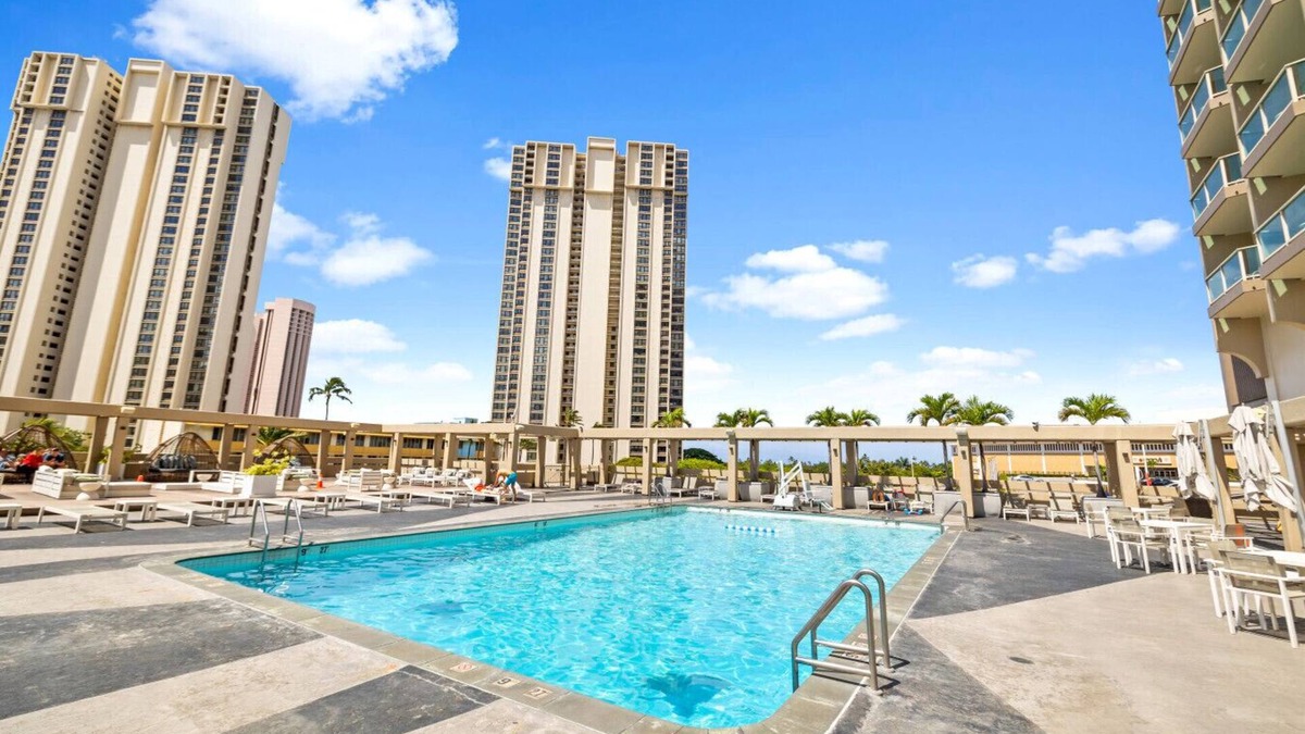 Ala Moana Apartment | Remodeled Ala Moana Studio | Pool + Ocean Views