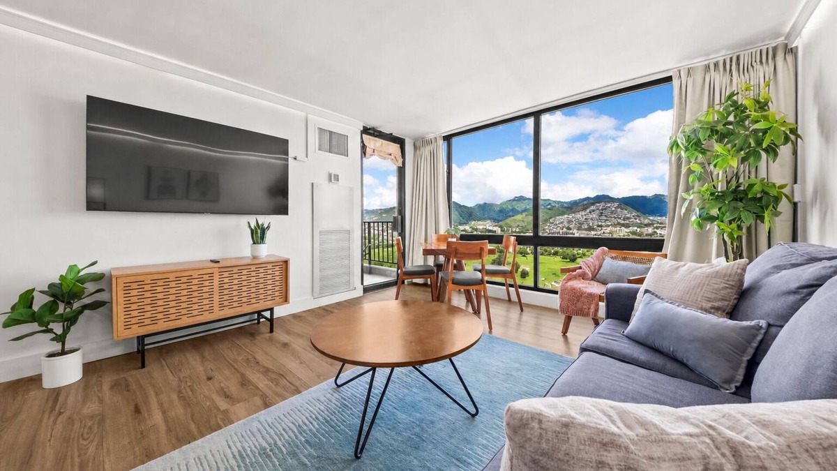 Waikiki Hotel | Renovated! FREE PARKING, Koolau Mountain, Golf Course & City Views!