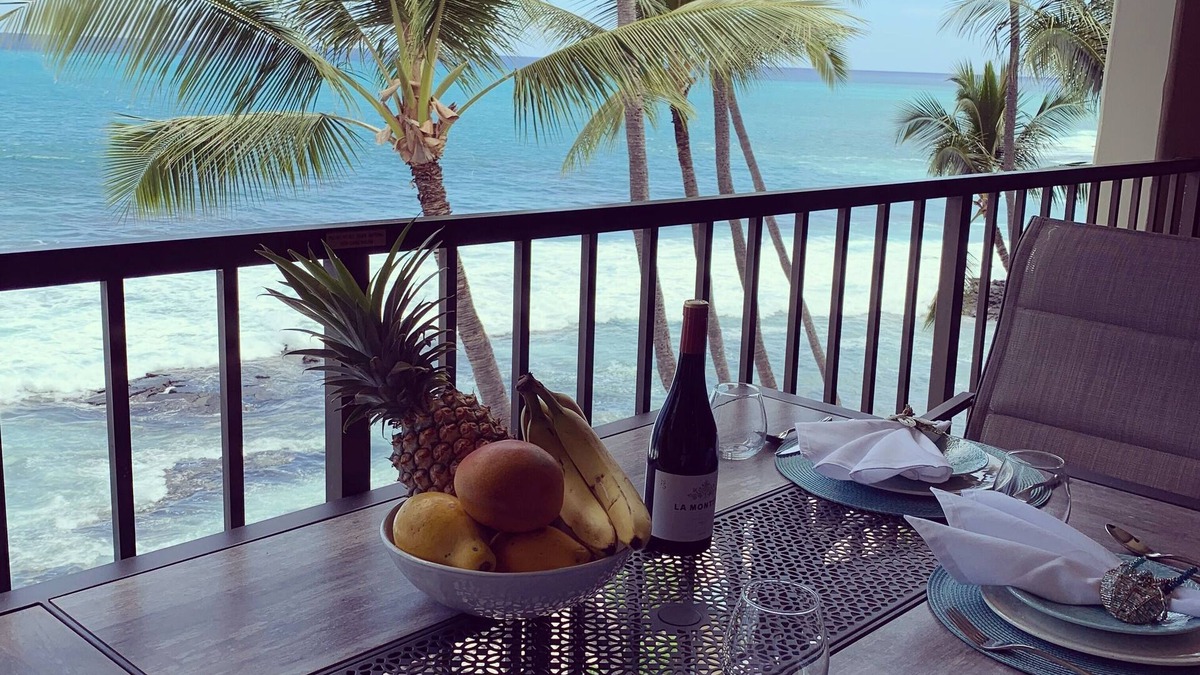 Kailua-Kona Condo | Renovated-Stunning Direct Oceanfront Top Floor Penthouse in Kona with AC!