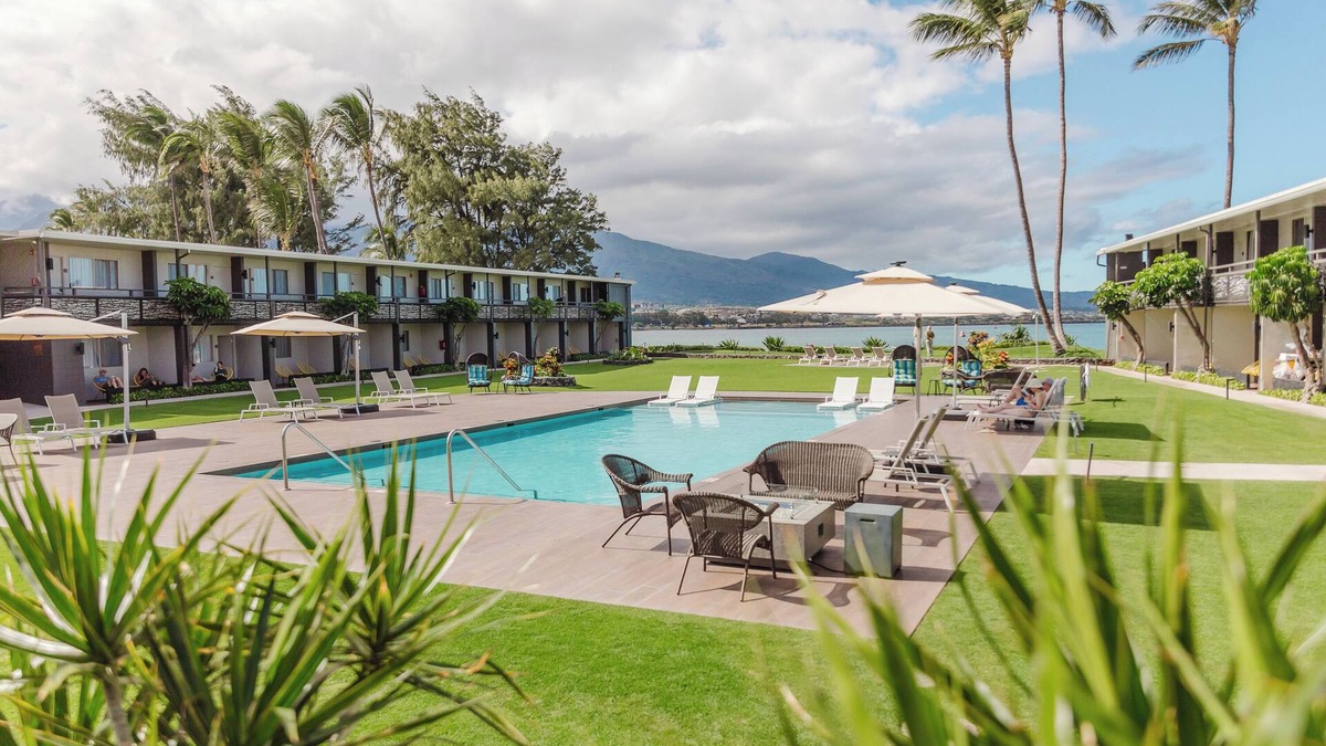 Kahului Hotel | Romantic Island Getaway | Outdoor Pool | Parking & Shuttle | Pets Are Welcome!