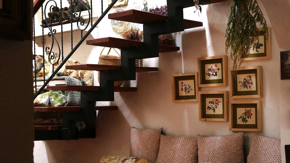 Kaunakakai House | Romantic Spanish villa w/hot tub — 5 min from the beach!