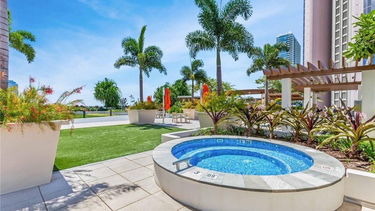 Kaka'ako Condo | Salt at Kakaako Luxury Penthouse - Oceanview, pool, hot tub, parking, 3 minimall