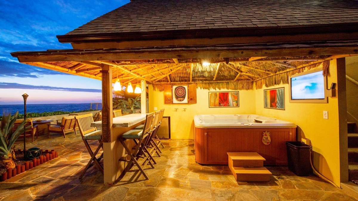 Hauula House | ★ Sandy Beachfront Home ★ Tiki Bar/Hot Tub/Bdrm AC/Kayaks/Laundry/Parking.