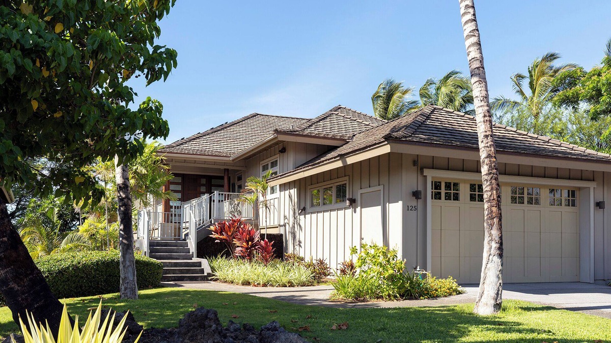 Kamuela House | Savor The Best - Beautifully decorated with Golf Course And Maui Views
