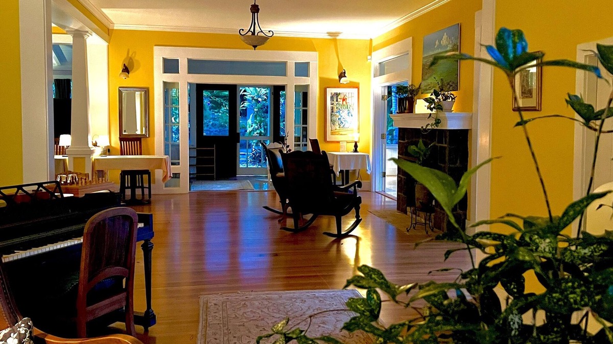 Hawi Bed & Breakfast | Sea Foam Guest Room