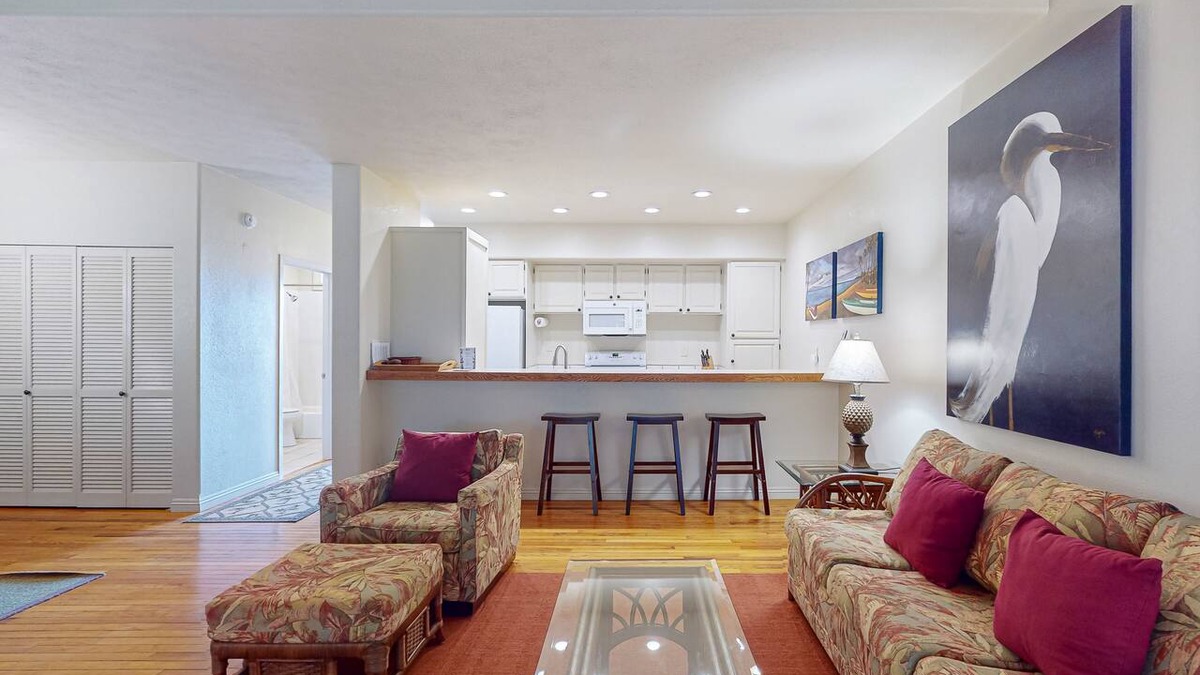 Maunaloa Condo | Secluded & Breezy Condo near the Ocean w/Free WiFi, Shared Outdoor Pool & Grills