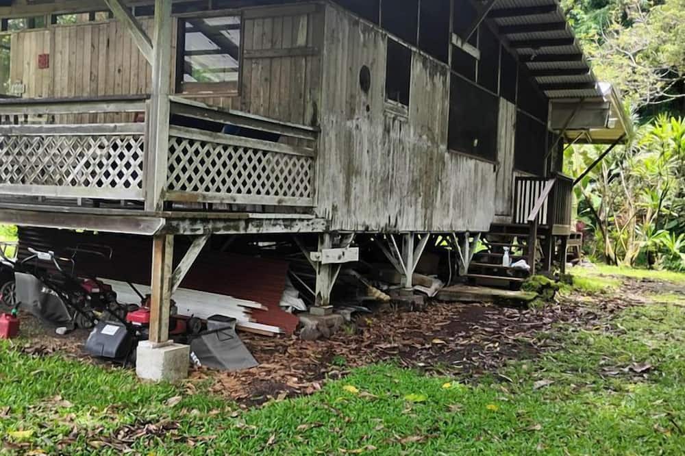 Kapoho Cabin | Secluded Cabin with Private Deck Overlooking Organic Garden in Pahoa, Hawaii