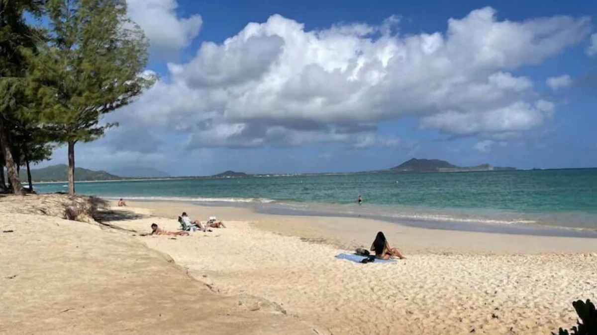 Kailua House | Short walk to Kailua Beach across the street-Quiet AC's-Lg. Kitchen-Patio-Grill