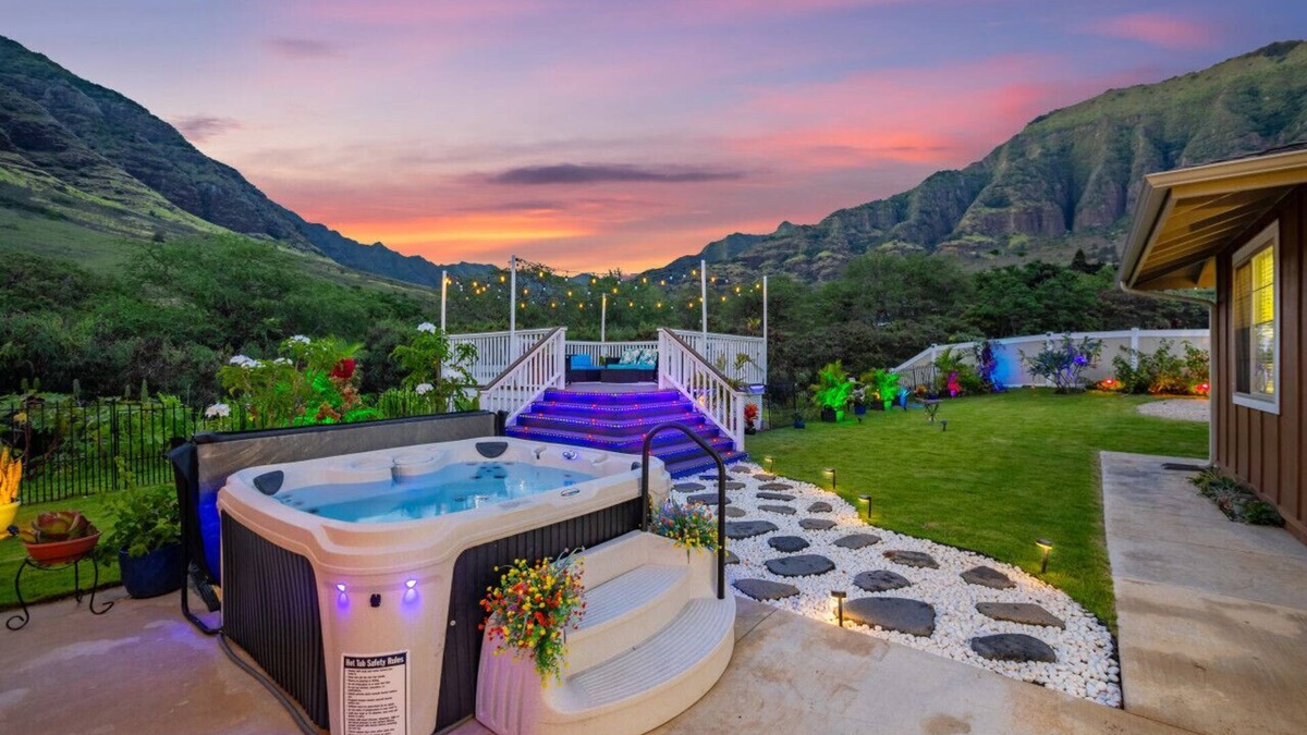 Makaha Valley House | Single Level Home|Beach 6 Min|Spacious Backyard