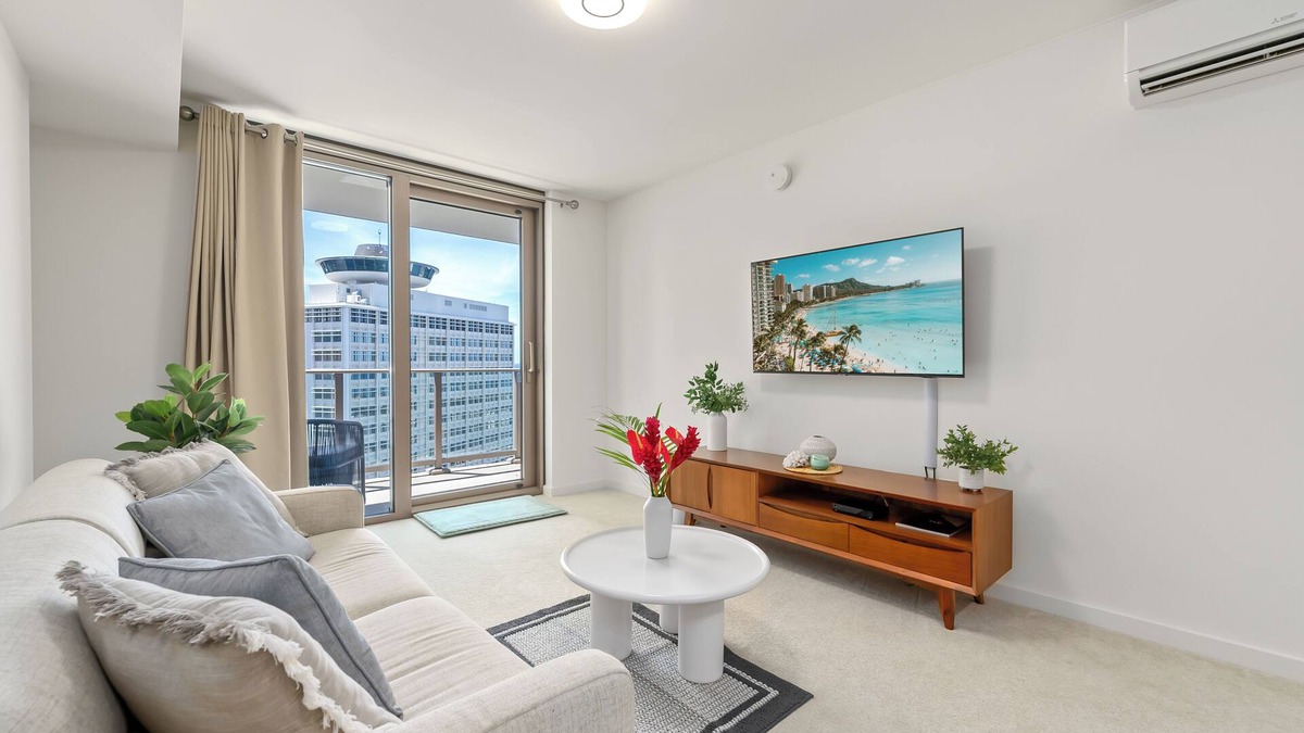 Ala Moana Condo | Sky-High Condo w/Ocean Views & Gym, Pool, Spa Access | Kapiolani Sky Suite