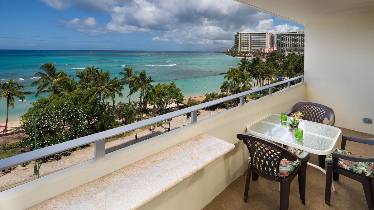 Waikiki Condo | Spacious 2 bedroom, 2bath, 1 free parking unit with world famous ocean view!