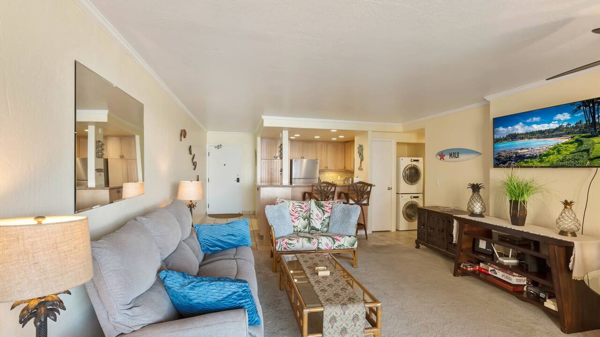 Kahana Condo | Spacious condo with an ocean view, pool, & washer/dryer - walk to beach