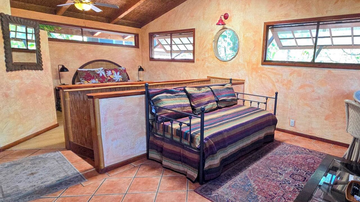 Kahaluu Bay Apartment | Spacious Tree house style loft across the ocean - steps from Magic Sands