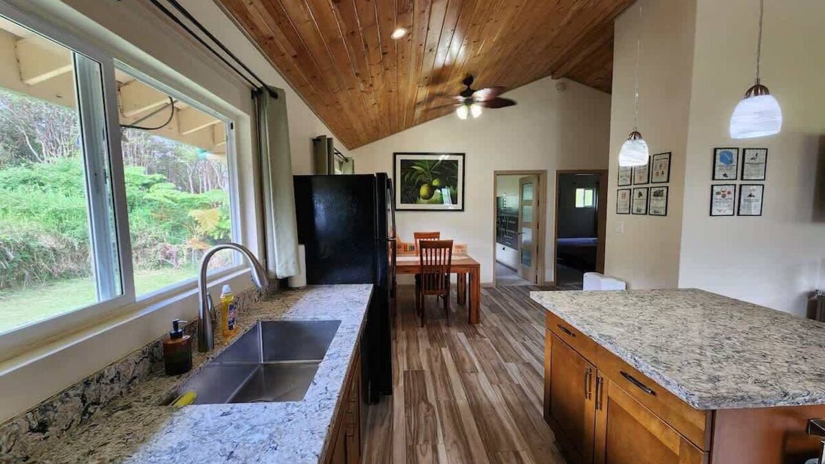 Mountain View House | Spotlessly Clean Family Oasis | AC | King Beds | Breakfast | Fire Pit | 15 Min to Volcanoes National Park