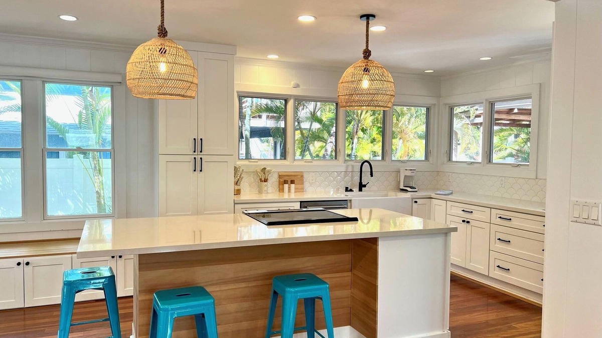 Kalama Tract House | Steps to beach! Beachside 4-bedroom house in Kailua with AC & WiFi