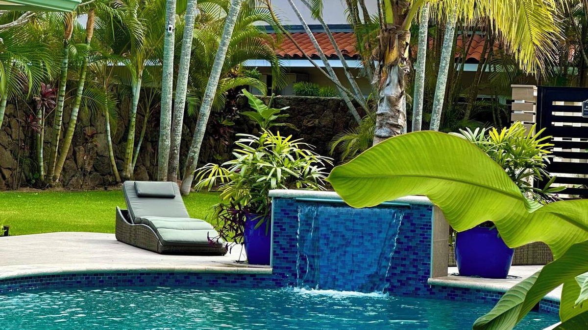 Kailua House | Steps to beach-Heated salt water pool-AC-Sleeps 7-CONTACT HOST FOR DESIRED DATES