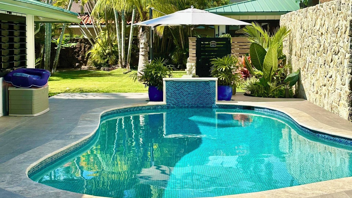 Kailua House | STEPS TO BEACH, PRIVATE STREET, AC, HEATED POOL, CONTACT HOST FOR DESIRED DATES