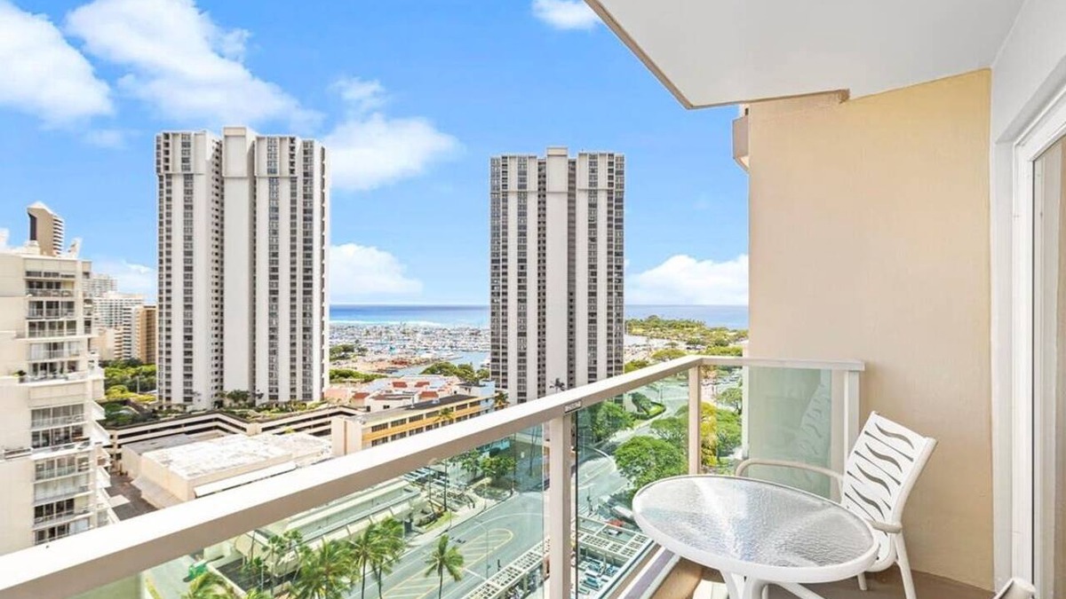 Ala Moana Condo | Studio with Balcony 1316