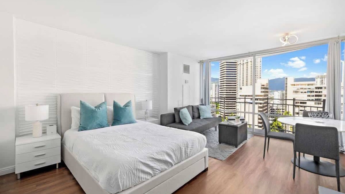 Waikiki Apartment | Stunning Waikiki Studio - 5 Star Location! Near Beach!