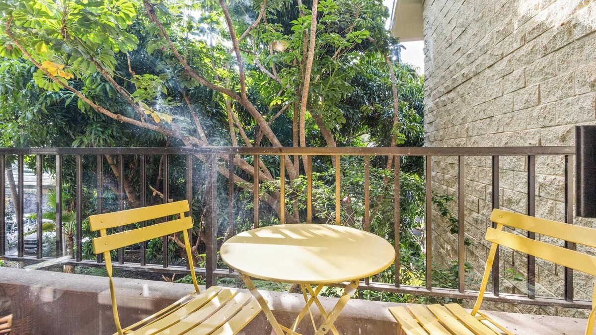 Historic Kailua Village Condo | Summer Deal Kona Beach Vacation Condo with Pool Patio and Ocean Access