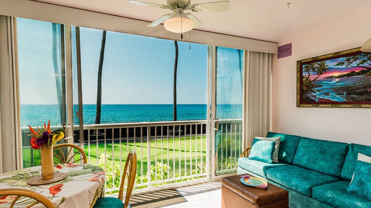 Kahaluu Bay Condo | Summer Deal Oceanfront Alii Drive Studio with Pool and Ocean Views