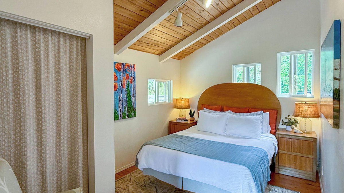 Hawi Apartment | Sun kissed 1-bedroom apartment minutes from Hawi.