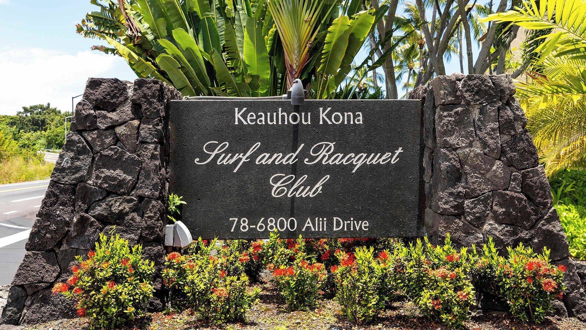 Historic Kailua Village House | Surf & Racquet Club #24 New Beds, New You!