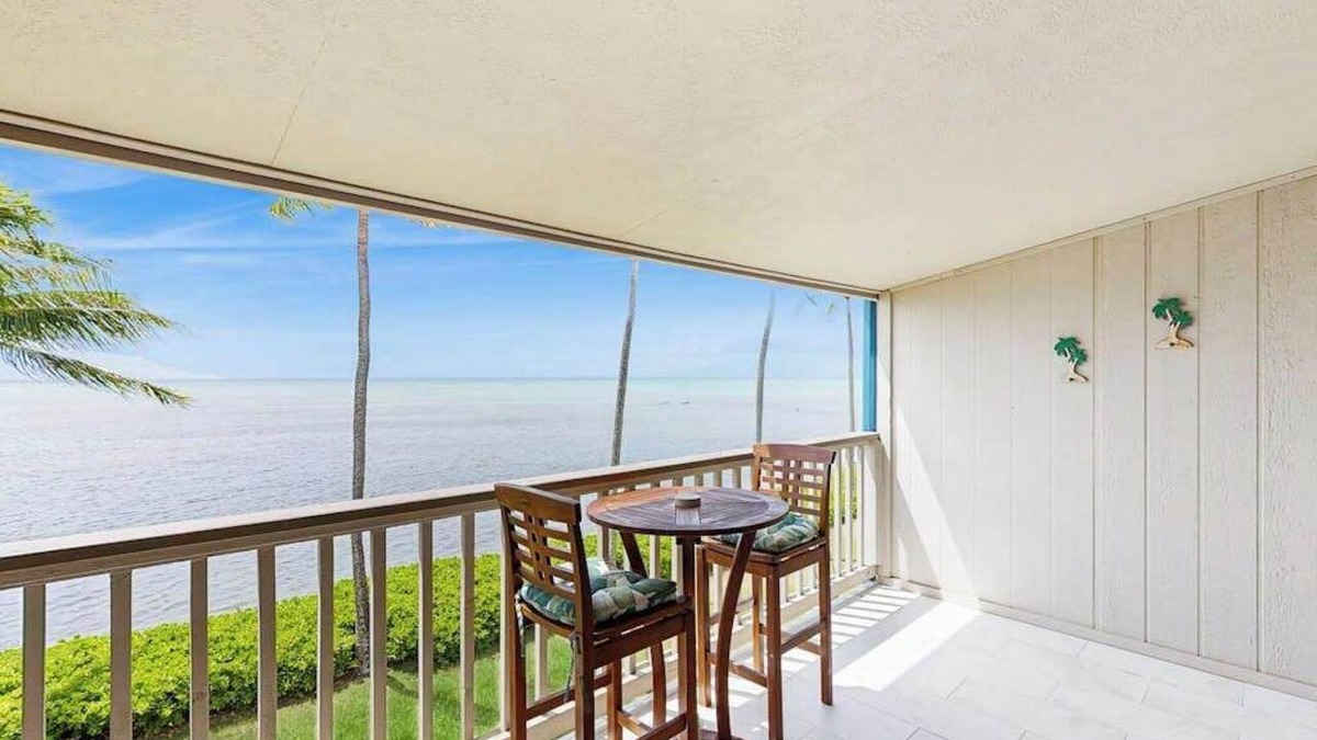 Ualapue Condo | Take In Water Views from a Third-Floor Oceanfront Condo with Pool