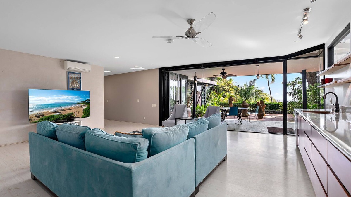 Makiki House | Tantalus Glass House: 3BR Hillside Estate w/Panoramic Views