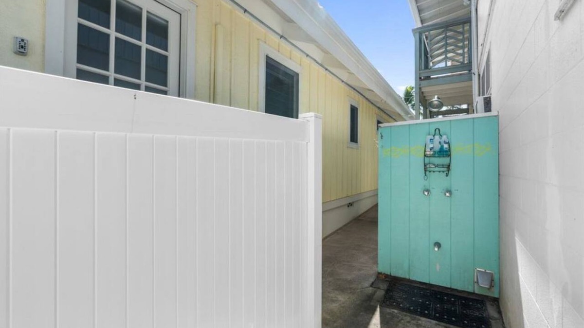 Kailua House | “The Reef” - Best beaches steps away- 3 bed/2 bath